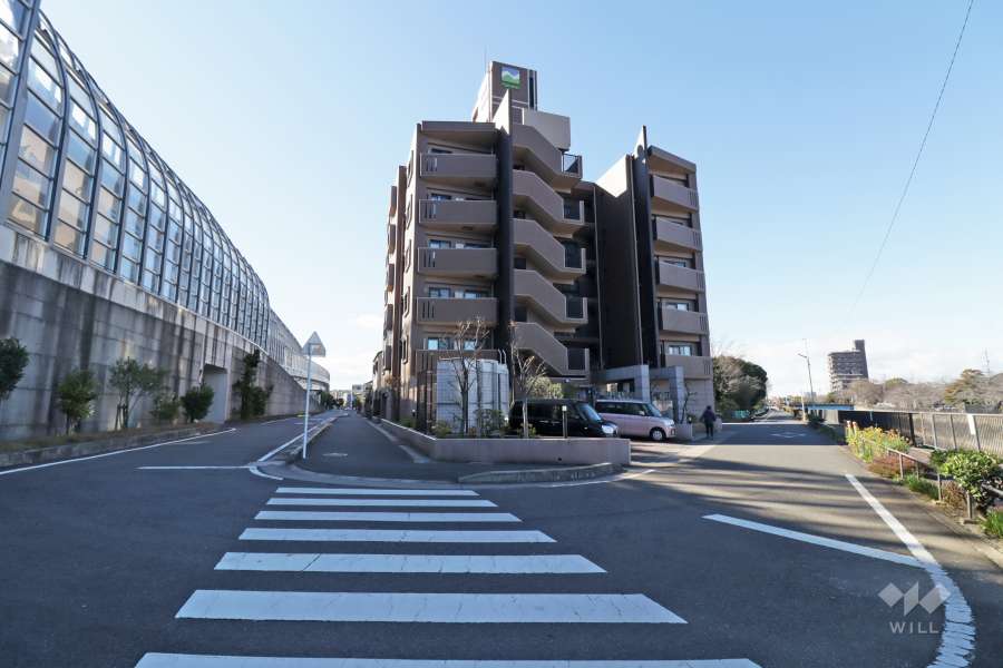 敷地北側と東側の前面道路