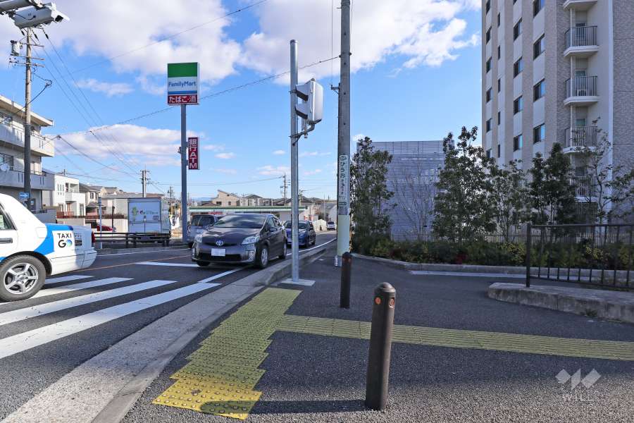 敷地北側の前面道路（西側から）