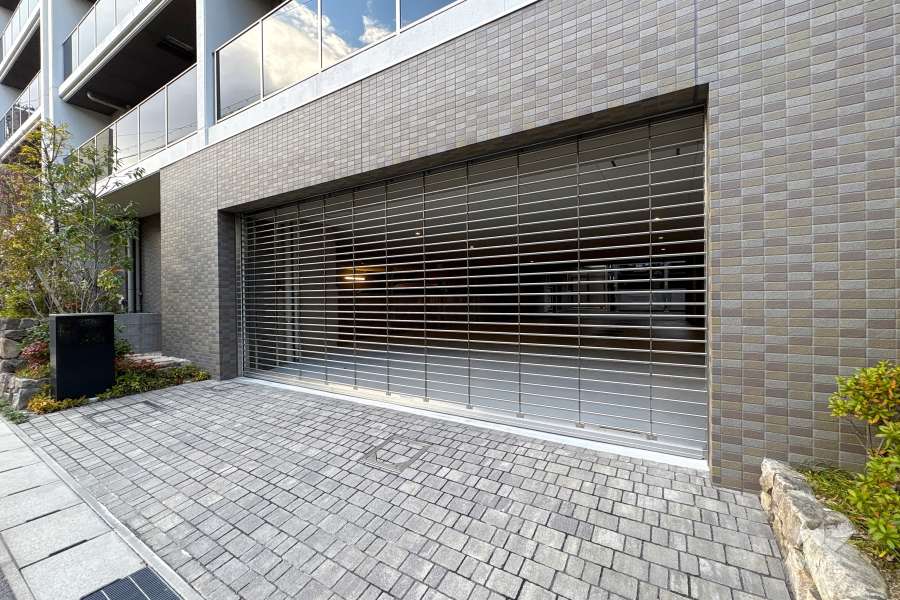 駐車場の出入り口（リングシャッター付き）