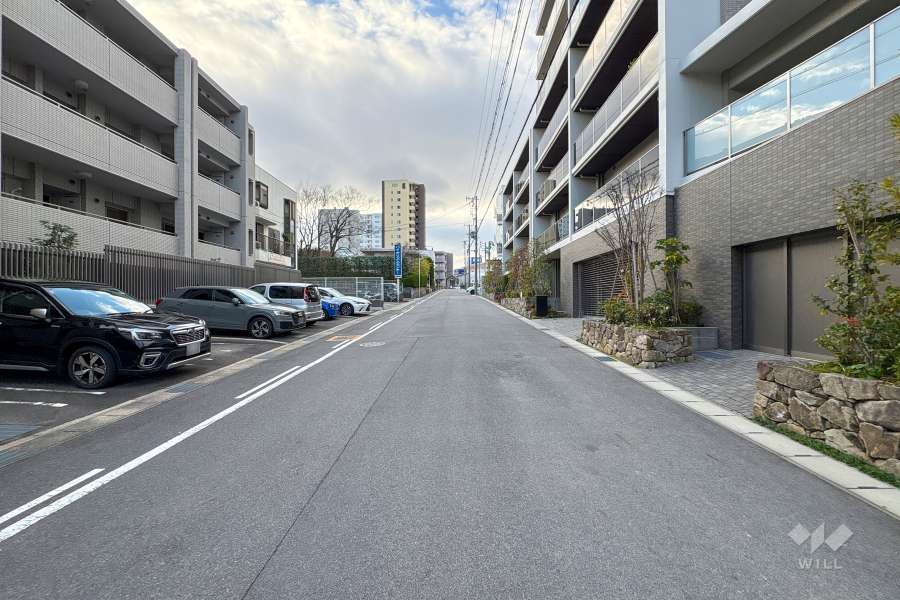 敷地南側の前面道路（東側から）
