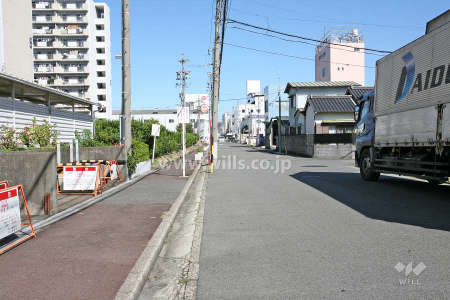 敷地東側の前面道路（南側から）