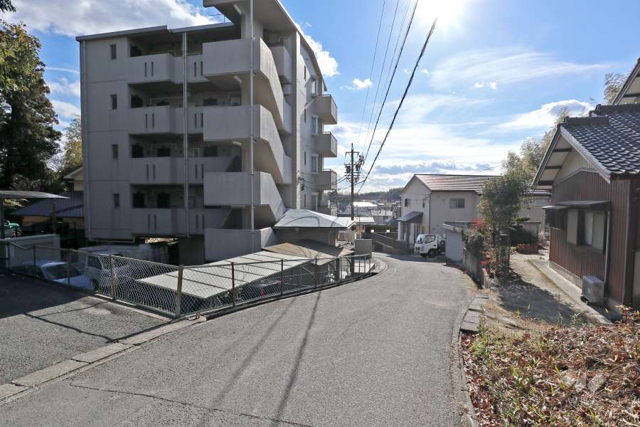 敷地西側の前面道路