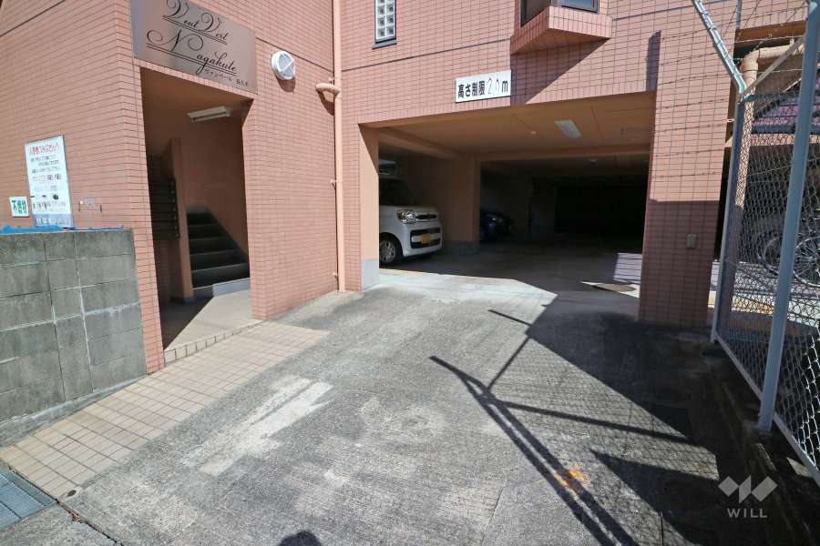 住戸と駐車場の出入り口