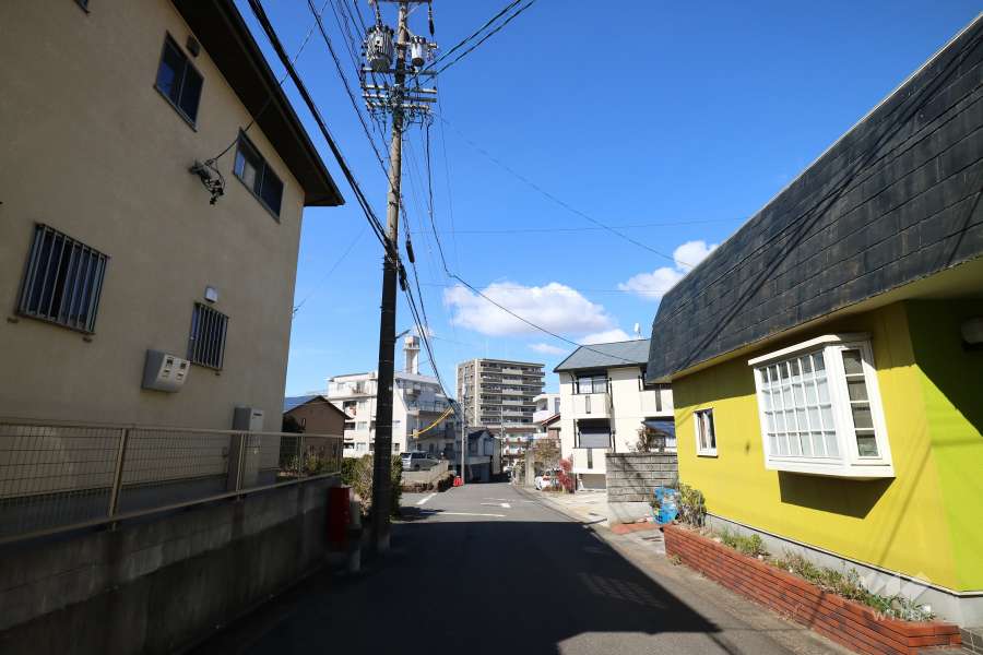 敷地南西側の前面道路（南東側から）