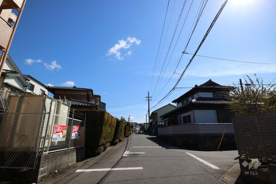 敷地の南西側前面道路（北西側から）