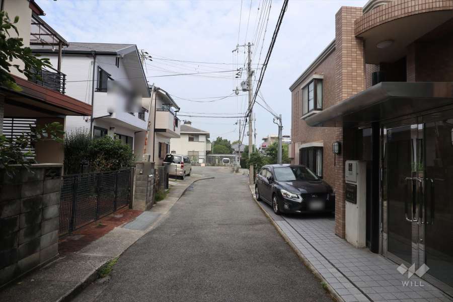 マンションの北側前面道路（西側から）