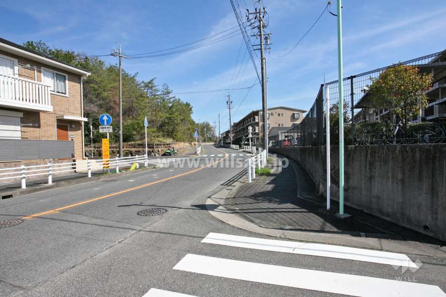 北側は環状2号線に繋がる道路が通っています。