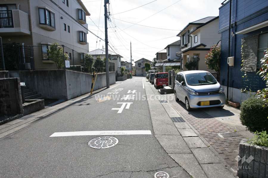 敷地北西側の前面道路(南西側から)