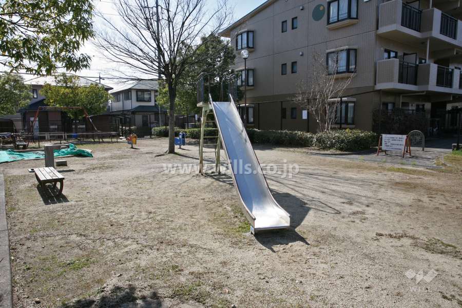 敷地南側にある「滝ノ水東公園」