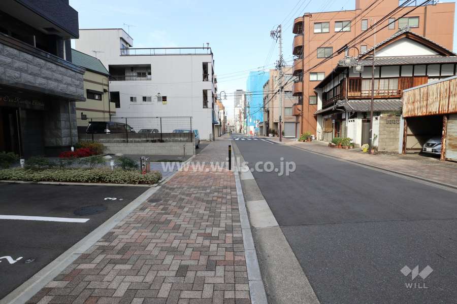 敷地東側の前面道路（南側から）