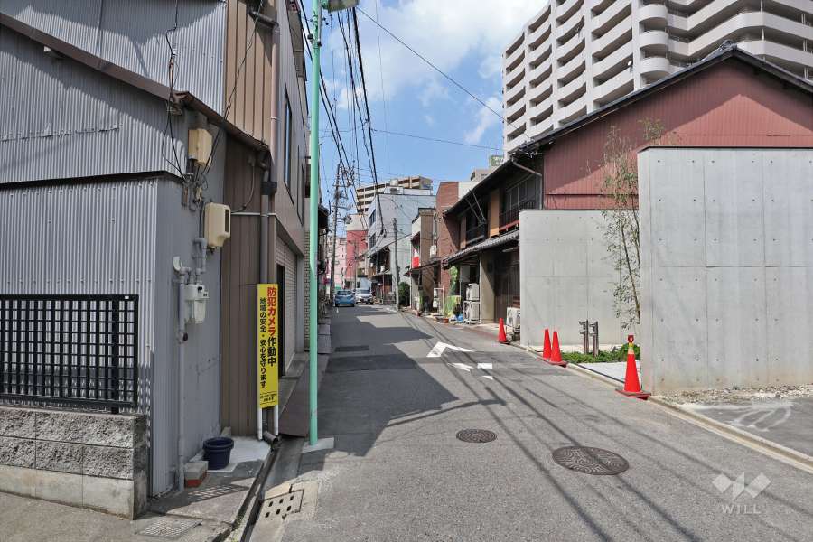 敷地南側の前面道路（東側から）