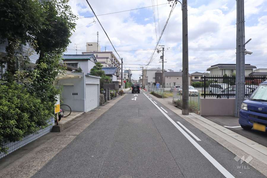 敷地西側の前面道路（南側から）