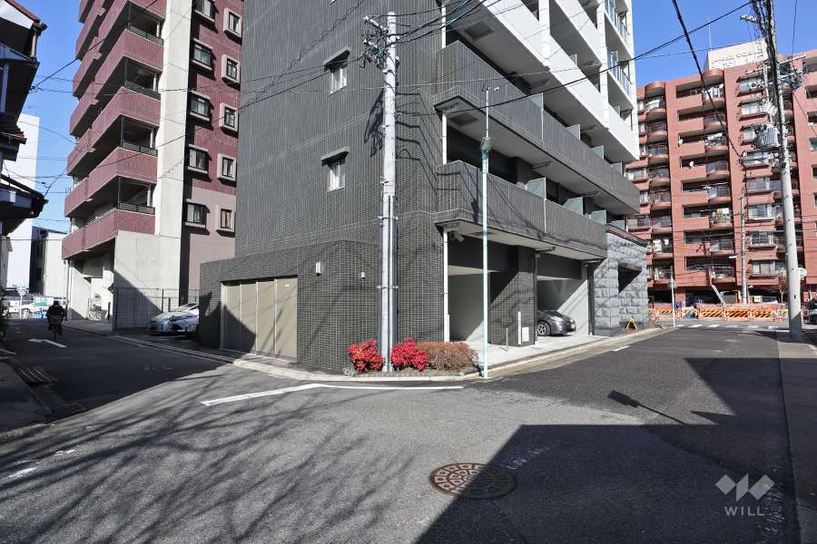 敷地南側と東側の前面道路（南東側から）