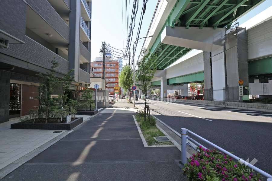 前面道路は県道115号線で、上を名古屋高速5号万場線が走っています。