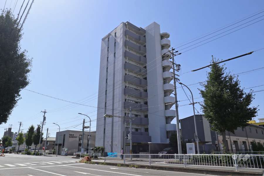パルティール並木の外観(北東側から)　敷地東側は4車線の通りに面しています。