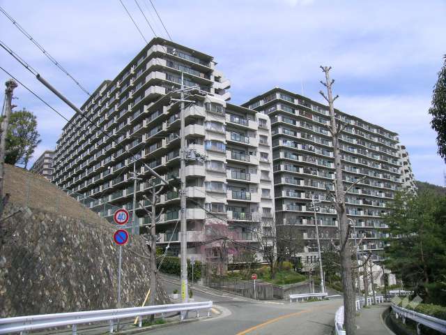 左側の建物がラヴェニール宝塚中山台ドゥジェーム（南側から）