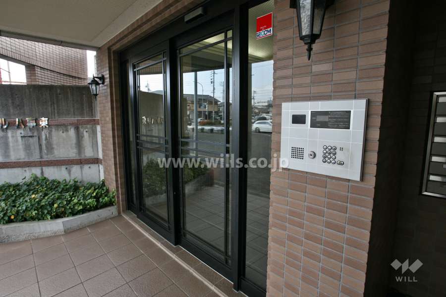 エントランスはオートロック付きです。