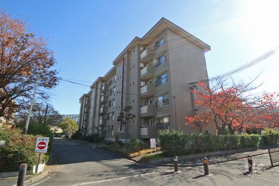 高槻下田部団地A33棟の外観（北西側から）