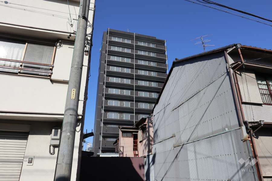 マンション南側の外観（南西側から）