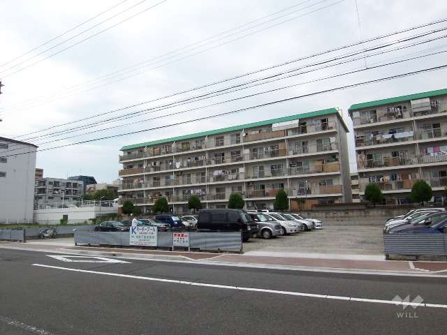 西側にA棟があります。