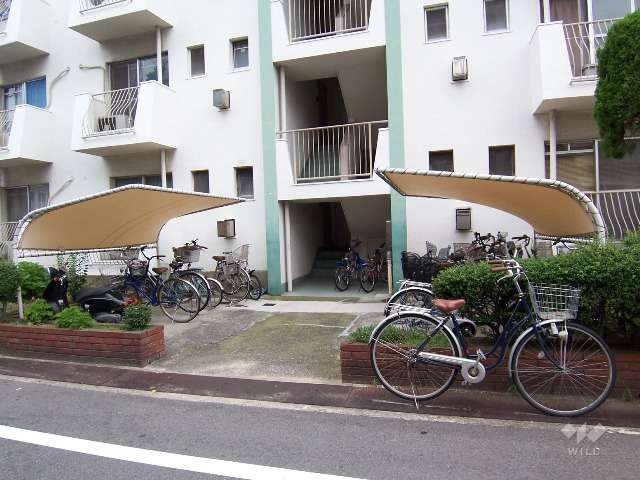 駐輪場とエントランス周辺