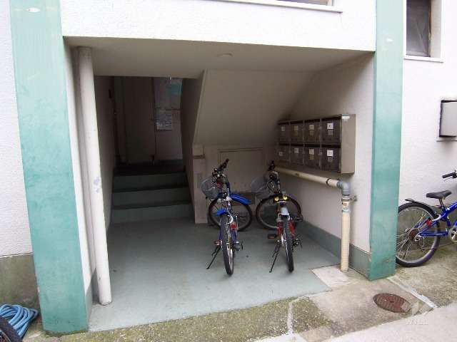 各住戸への階段とメールボックス