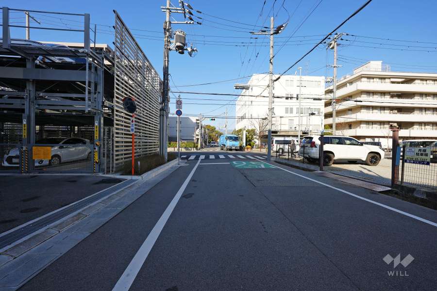 敷地北東側の前面道路（東側から）
