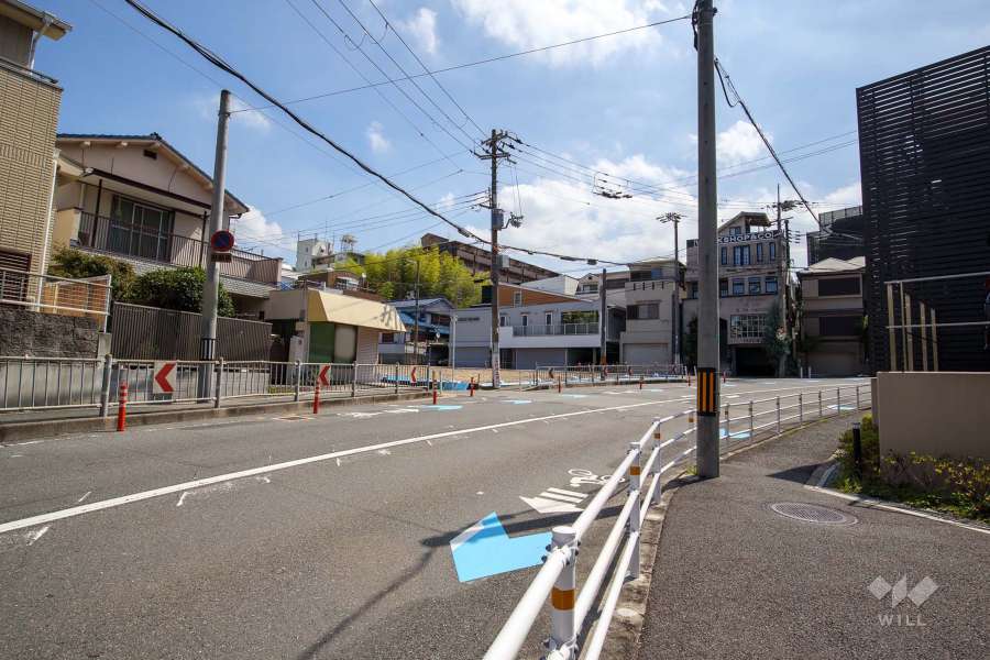 敷地北側の前面道路（北西側から）
