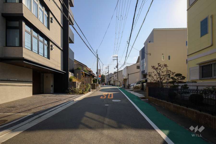 敷地南側の前面道路（西側から）