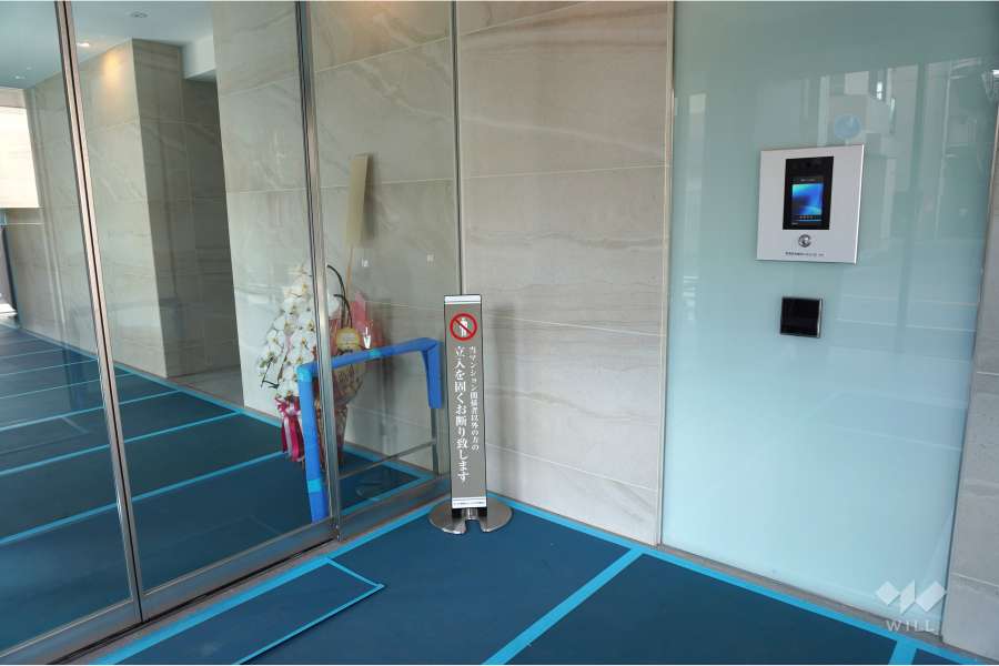 エントランスはオートロック付きです。