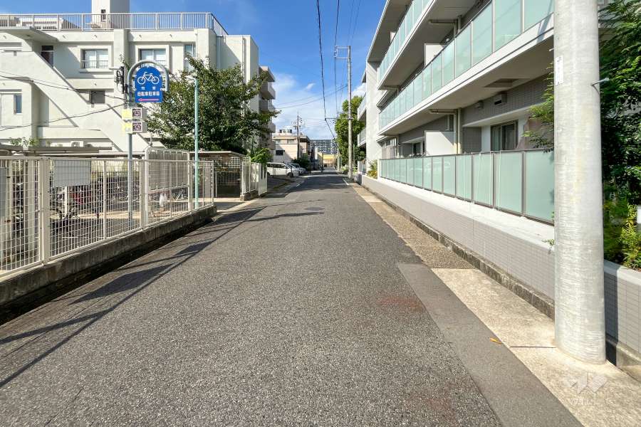 敷地西側の前面道路