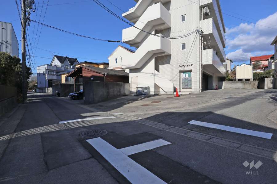 敷地西側の前面道路