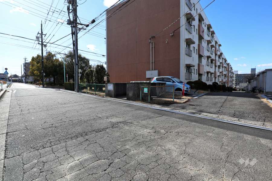 敷地東側の前面道路（北側から）