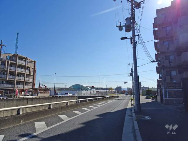 敷地北東側の前面道路（北西側から）