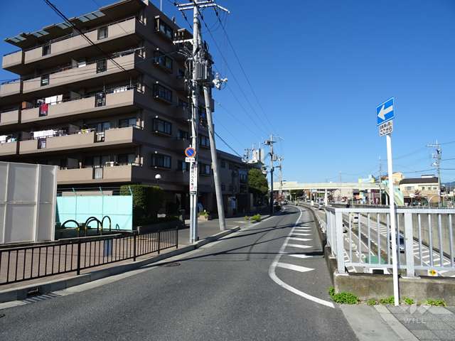 敷地北東側の前面道路（南東側から）
