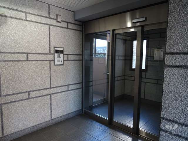 エントランスはオートロック付きです。