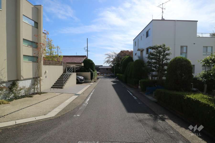 敷地東側の前面道路。閑静な住宅街に面しています。