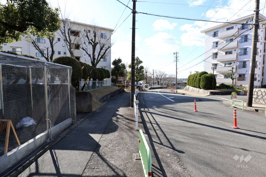 敷地西側の前面道路