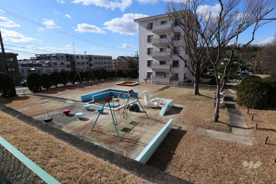 敷地内にはプレイロットがあります。