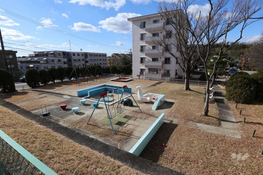 敷地内にはプレイロットがあります。