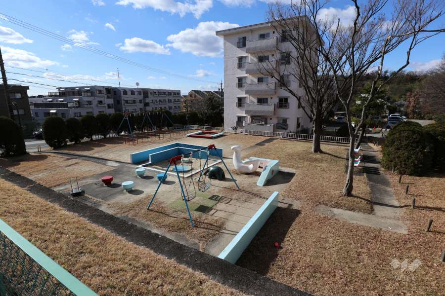 敷地南側にある公園（プレイロット）