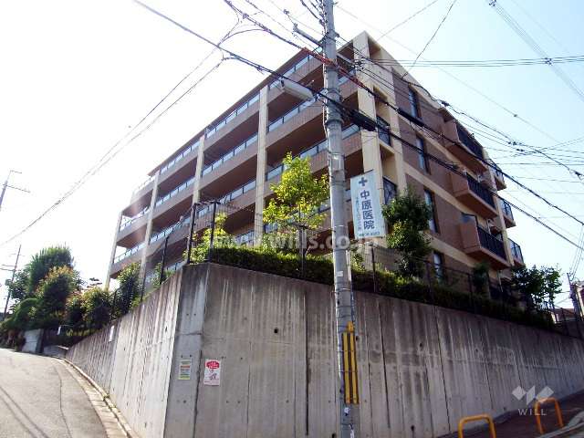 ベルク吹田千里丘の外観（南東側から）　南ひな壇になっています。