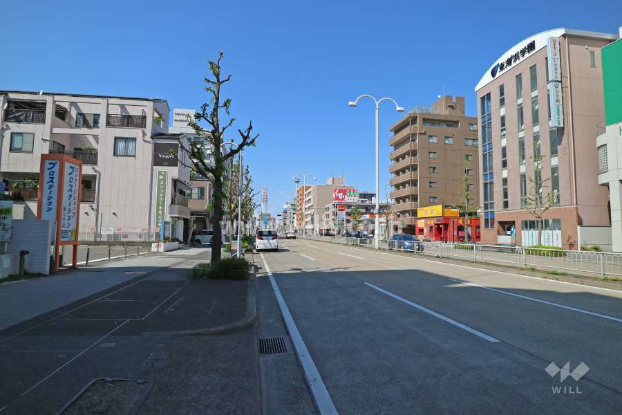 敷地東側の前面道路。片側三車線道路です。