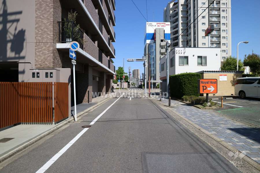 敷地南側の道路。一方通行道路です。