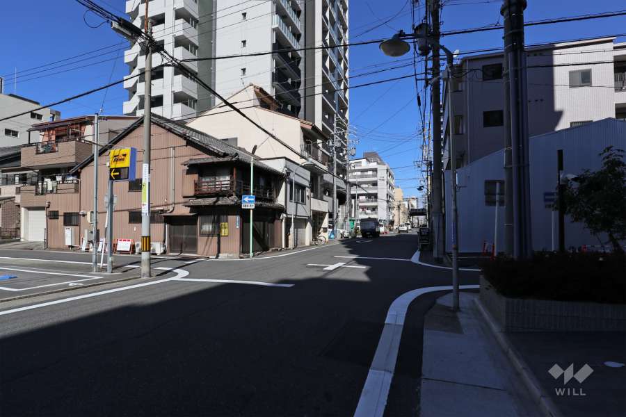 敷地東側の前面道路（南側から）