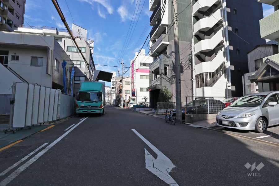 敷地西側の前面道路（南側から）