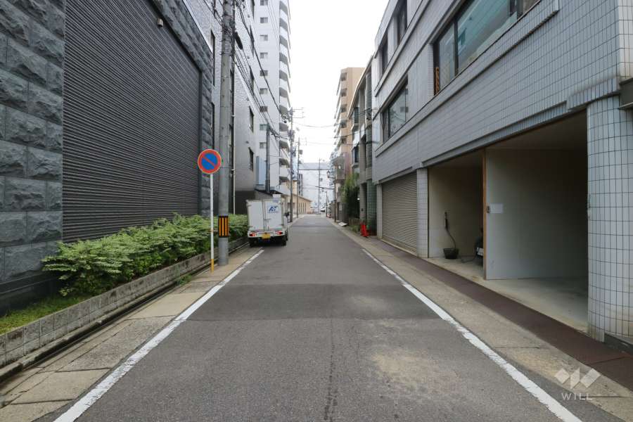 敷地北側の前面道路（東側から）
