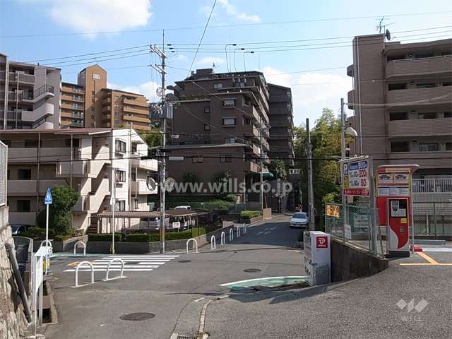 周辺はマンションが多く立ち並ぶ静かな住宅地です。