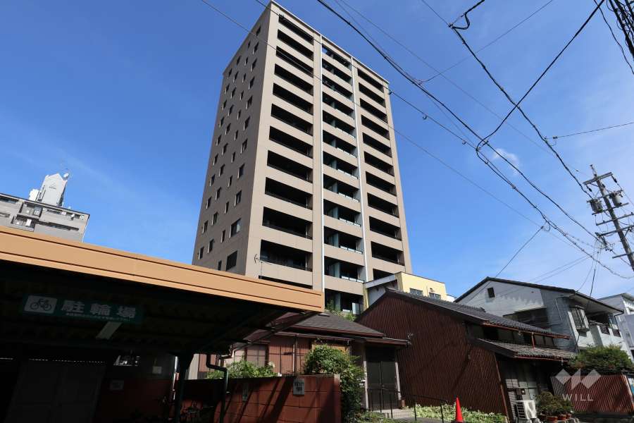 プラセシオン堀田駅前の外観（南西側から）