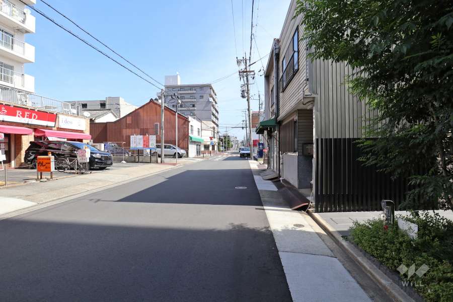 敷地北側の前面道路（西側から）